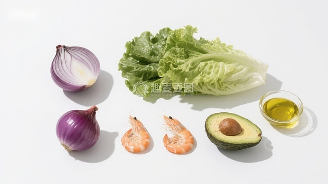新鲜食材：洋葱、生菜、虾仁、牛油果与橄榄油