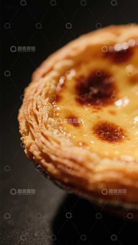 金黄蛋挞特写，酥脆香甜