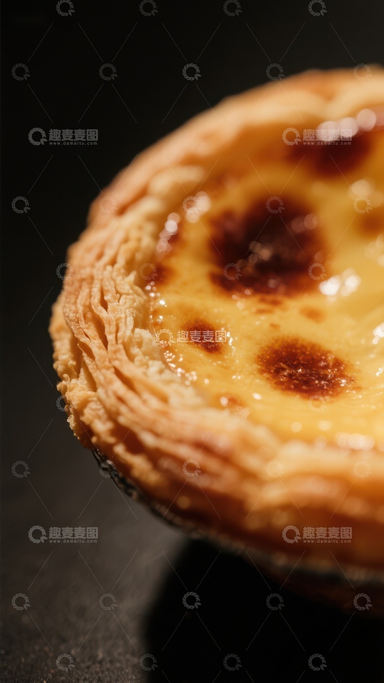金黄蛋挞特写，酥脆香甜