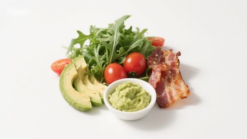 新鲜蔬菜与鳄梨酱摆盘