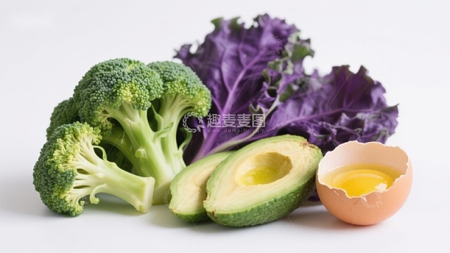 新鲜蔬菜与蛋类食材组合