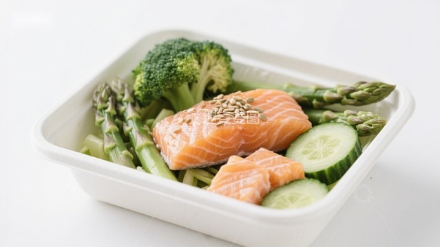 三文鱼配蔬菜餐盒