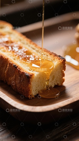 蜂蜜缓缓浇在烤面包上