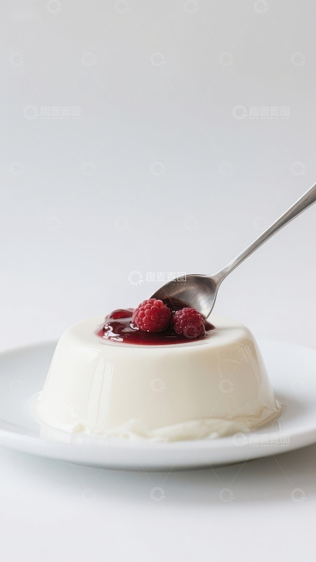 奶油布丁配覆盆子酱