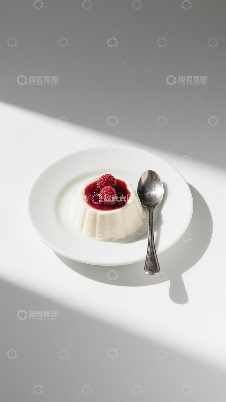 精致甜品：奶冻配覆盆子酱