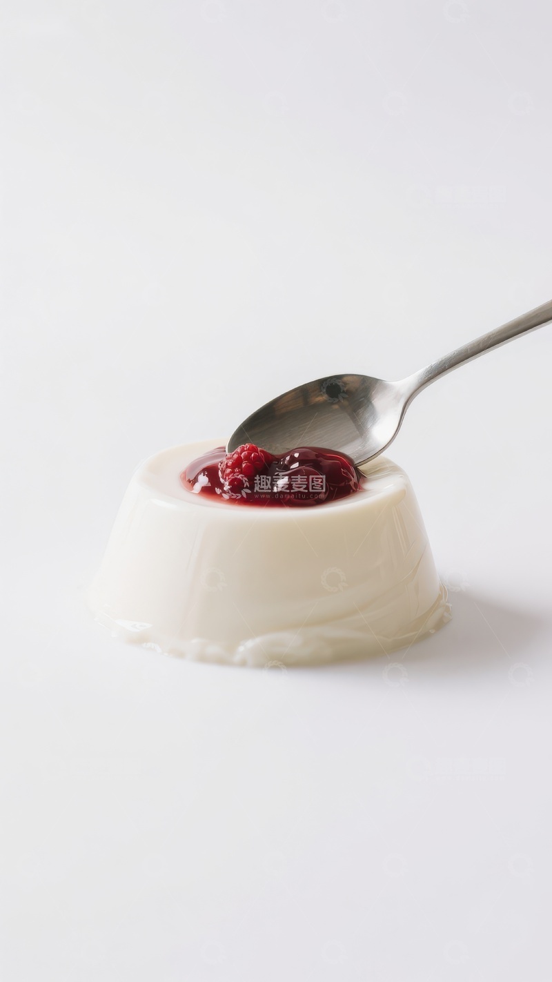 高清大图下载【趣麦麦图】勺子舀起果酱覆盖的白色甜品