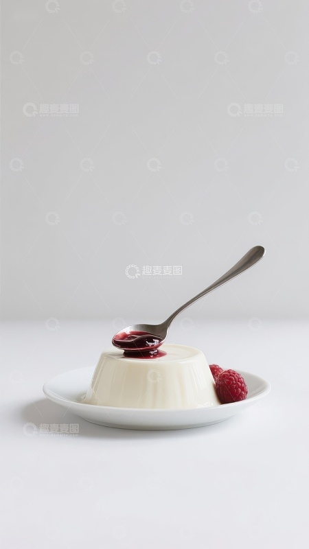 奶油布丁配覆盆子