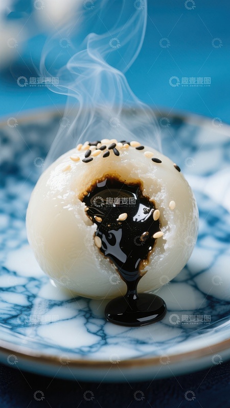 热腾腾的汤圆淋上浓郁酱汁