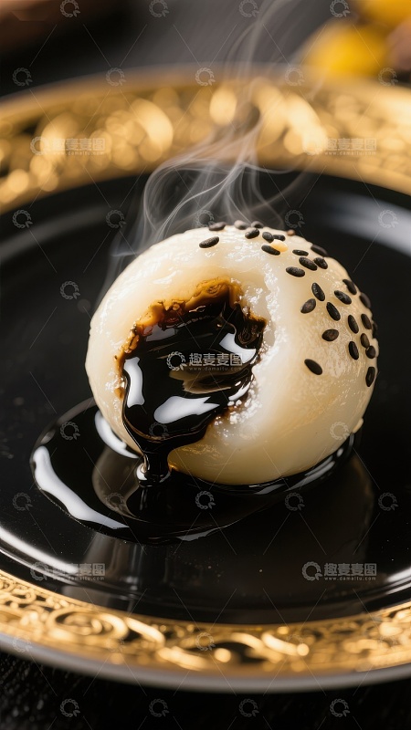 热腾糯米团淋酱黑芝麻点缀
