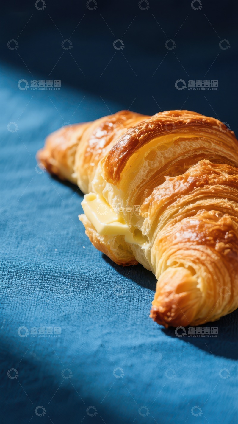 高清大图下载【趣麦麦图】新鲜黄油羊角面包