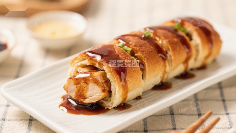 高清大图下载【趣麦麦图】酱汁淋面的酥皮鸡肉卷