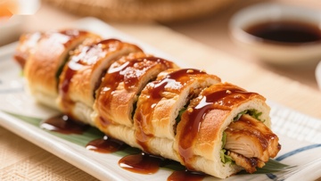 酥皮鸡肉卷配酱油酱