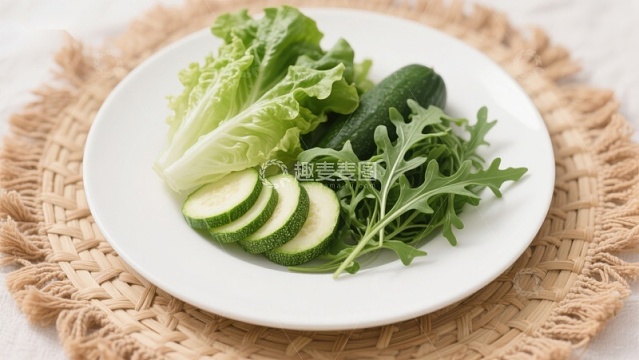 新鲜蔬菜沙拉摆盘