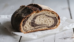 切开的双色面包，展示内部纹理