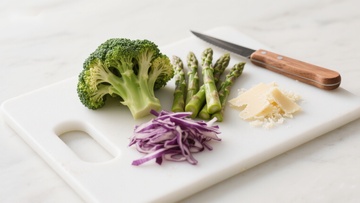 切菜板上的新鲜蔬菜与奶酪