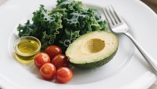 新鲜蔬菜与牛油果摆盘