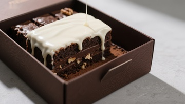 巧克力蛋糕配白巧克力酱