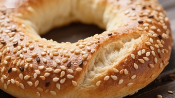 新鲜出炉的芝麻面包圈