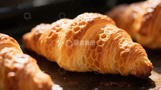 金黄酥脆的羊角面包