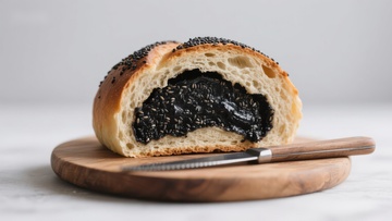 黑芝麻馅面包切片展示