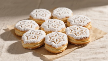 精致糖霜饼干，星形图案装饰