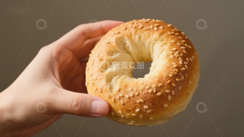 高清大图下载【趣麦麦图】手握芝麻面包圈特写