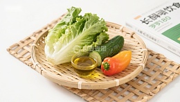 新鲜蔬菜与橄榄油摆盘