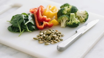 切菜板上的新鲜蔬菜与瓜子