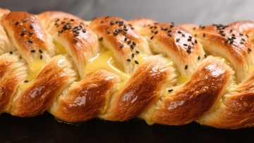 金黄酥脆的麻花面包