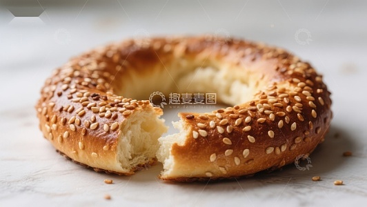 芝麻面包圈，部分撕开