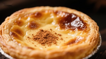 蛋挞特写：金黄酥皮与浓郁蛋奶