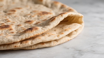 新鲜出炉的薄饼叠放特写