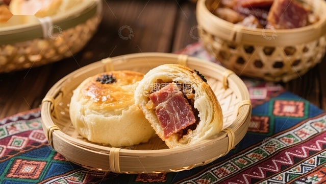 传统糕点：肉松面包与蛋黄酥