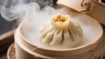 热气腾腾的包子在竹蒸笼中