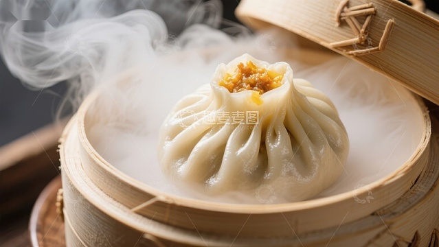 热气腾腾的包子在竹蒸笼中