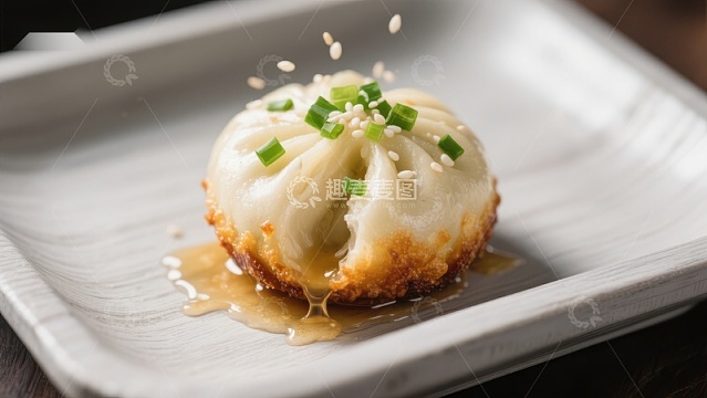 煎饺特写：葱花点缀，酱汁诱人
