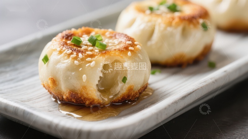 高清大图下载【趣麦麦图】金黄煎饺，撒上芝麻与葱花