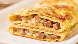 金黄煎饼卷米饭与肉块