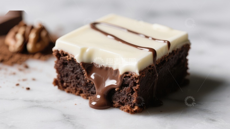 巧克力蛋糕配白巧克力酱