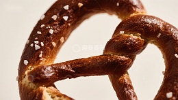 金棕色椒盐卷饼特写