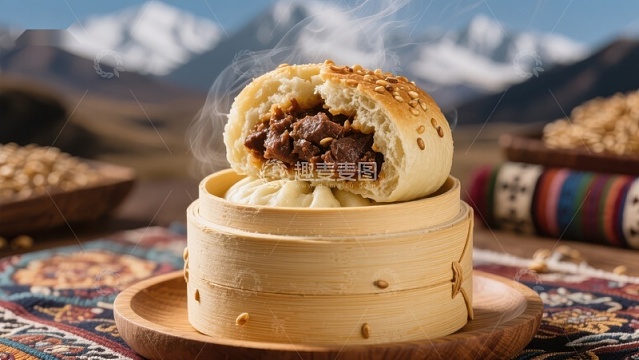 热腾腾的肉馅包子与雪山背景
