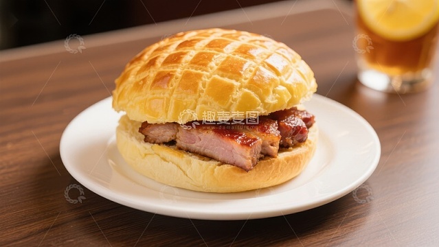 金黄格纹面包夹烤肉三明治