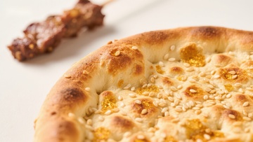 芝麻点缀的烤饼与肉串