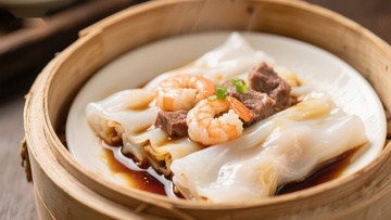 蒸笼中的虾仁牛肉肠粉