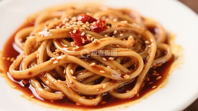 麻辣拌面，撒上芝麻和辣椒