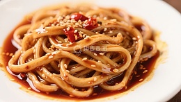 麻辣拌面，撒上芝麻和辣椒