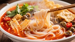 热气腾腾的米粉汤，配以丰富配料