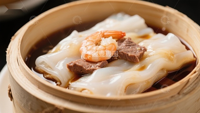 蒸笼中的虾仁牛肉肠粉