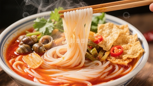 热气腾腾的米粉配螺蛳与脆片