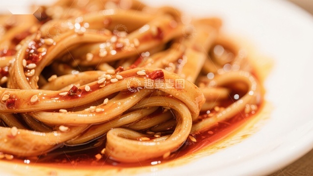 红油拌面，芝麻点缀的美味